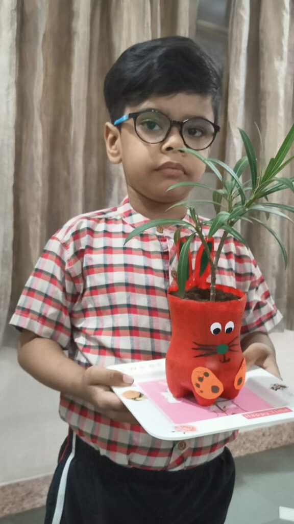 Student of cyboard school present his plant in very impressive way
